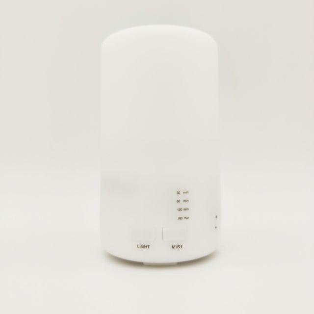 產品名稱: 香薰加濕器額定電壓/電流: 5V / 800mA 也可使用手機充電器供電產品尺寸: 72x72 x 130mm水箱容量: 70ml缺水斷電功能:有最長工作時間: 3小時左右顏色: 白加濕量