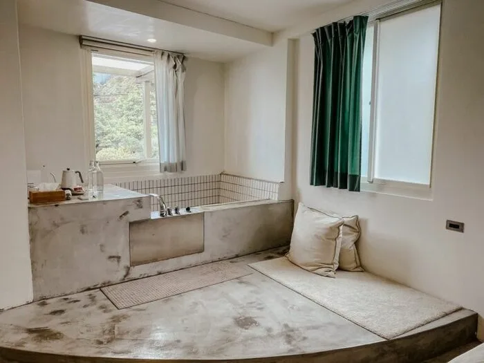 外表看似一般民宅的【山中夢遊‧綠光】這間台北住宿，是一家以保留老屋精華，加入設計元素的九份住宿旅店。保留原始屋舍同時融合現代住宿元素，翻修過的內部古今交錯卻又不失舒適簡潔，讓感官換然一新。設計過後擁有舒適的亮麗外表，但老宅原始結構所散發出的古香風情，是各種星級飯店無法取代的藝術，並且價格樸實非常物超所值。