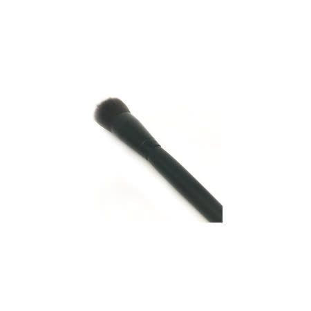 用途:使粉類底妝輕鬆延展，液態底妝推均更省力。使用方法:能大面積塗粉底液和遮瑕膏，令底妝效果均勻自然，適合質地厚實的彩妝保養方式:用溫和的中性洗劑清洗，晾乾後可重複使用。