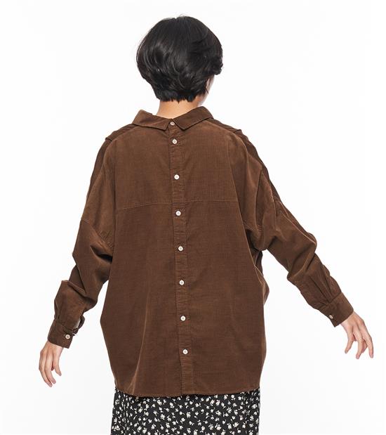 純棉細燈芯絨材質。寬鬆版型。背部開扣設計。落肩與寬鬆袖襱。結帳金額滿 3,000 以上，享刷卡三期 0 利率。