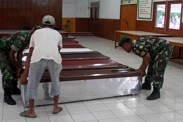 Anggota TNI dibantu warga mempersiapkan peti jenazah untuk korban penembakan Kelompok Kriminal Bersenjata (KKB) di Wamena, Papua, Selasa (4/12/2018). Sebanyak 31 karyawan PT Istika Karya diduga tewas ditembak oleh KKB saat melakukan pengerjaan jalur Trans Papua di Kali Yigi dan Kali Aurak Distrik Yigi, Kabupaten Nduga, Papua pada 2 Desember lalu. ANTARA FOTO/Iwan Adisaputra/sgd/hp.(ANTARA/IWAN ADISAPUTRA)   Artikel ini telah tayang di Kompas.com dengan judul 