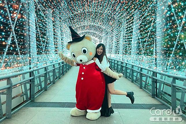 耶誕城高彩度炫光串接堆疊，彷彿穿梭魔法海洋隧道，打造唯美夢幻的幸福場域(圖/新北市政府　提供)