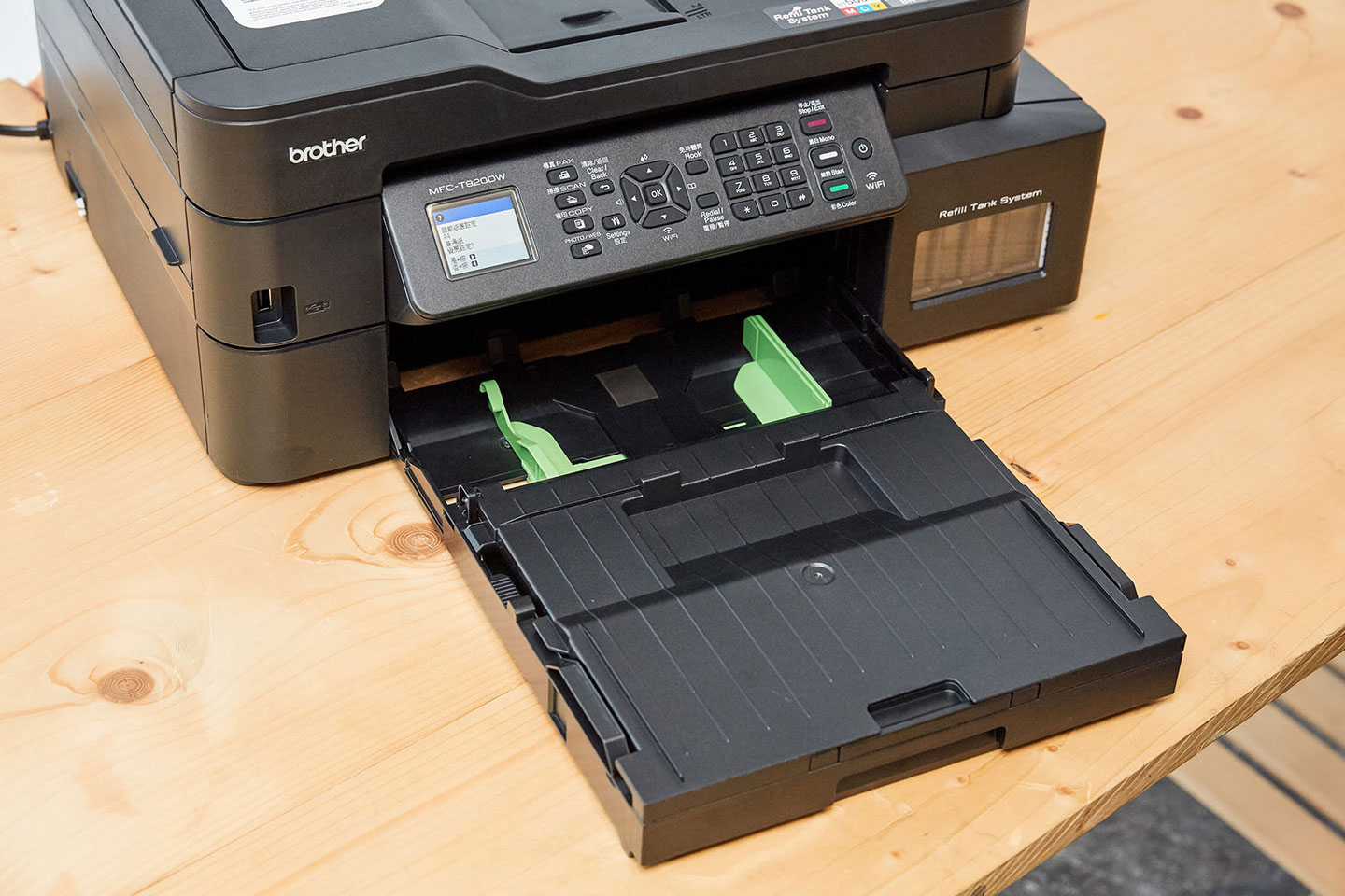 機身正面也設置有 150 張容量的抽屜式進紙匣，並附有防塵上蓋。