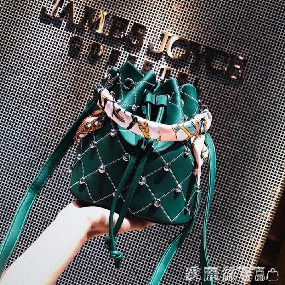 鉚釘包仙女包包新款潮菱格絲巾水桶包韓版鉚釘抽帶側背斜背 聖誕節預購