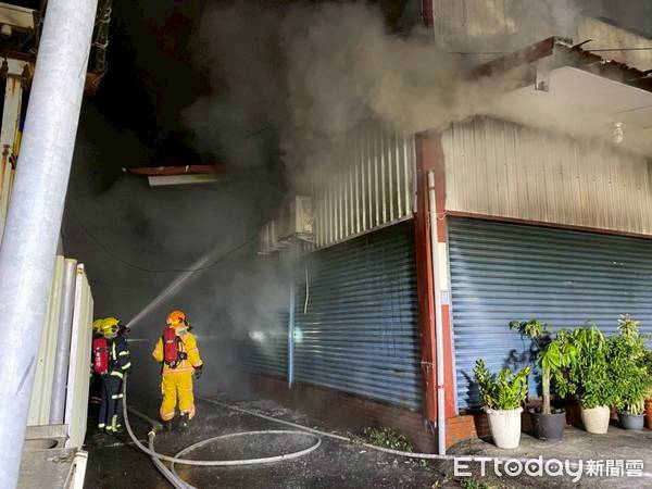 屏東加油站旁鐵皮屋ktv爆炸起火大批消防搶救2小時撲滅 Ettoday新聞雲 Line Today