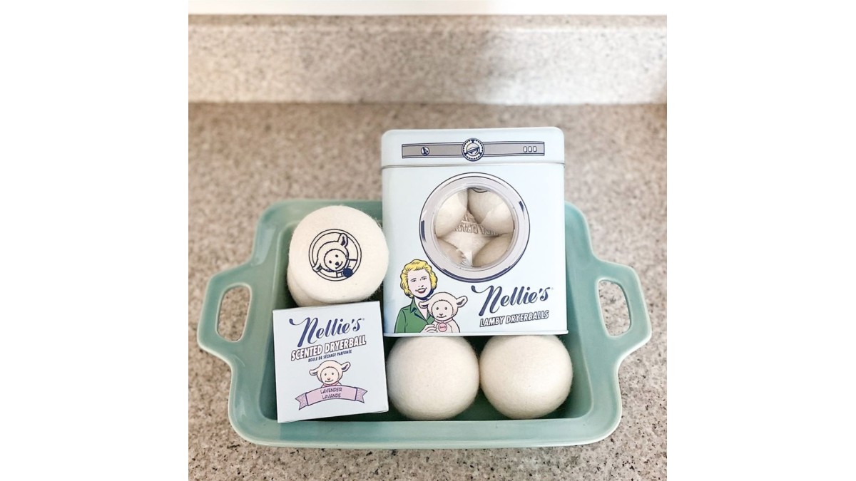 希望人們在洗滌衣物的同時也不造成環境的負荷。 來自加拿大的 Nellie's 其推出的羊毛烘衣球，使用來自紐西蘭的 100% 純羊毛製成，無特殊香精，適合對味道過敏的小童與大人使用，一顆更可以重複使用