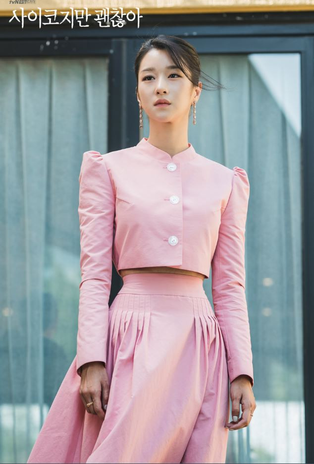 《雖然是精神病但沒關係》徐睿知造型解析：文英的華麗衣裳，是她的保護色！