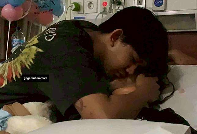 Gaga Muhammad saat memeluk Laura Anna semasa sang mantan kekasih masih hidup.