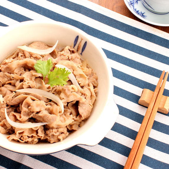 ★本品為【冷凍品】 ★嚴選牛肉佐以特調柴魚風味醬汁及洋蔥熬煮，肉質軟嫩、芳香四溢輕鬆就能大快朵頤~