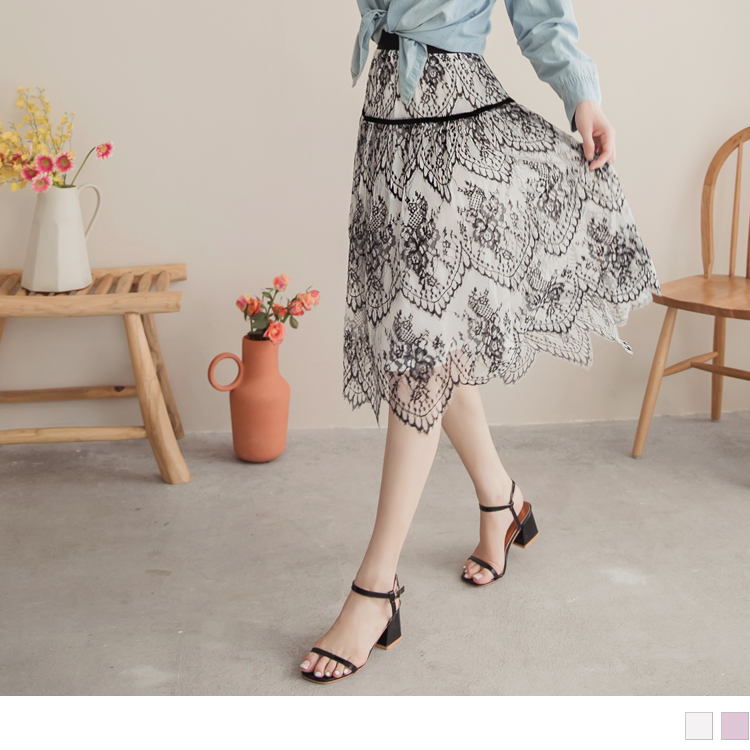 採用含棉面料，親膚柔軟，使肌膚舒適自在一整天。 舒適的彈力鬆緊與A字版型，輕鬆穿出纖細腰感； 猶如睫毛的蕾絲雕花，展現華麗又優雅情調， 細緻的鏤空紋路，微透出肌膚線條，散發令人心動的仙女氣質~ 此款2