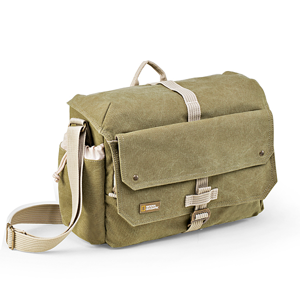 12吋筆電收納空間n可調整式內墊隔間n內部還有一層拉鍊式保護蓋，加強器材的防護