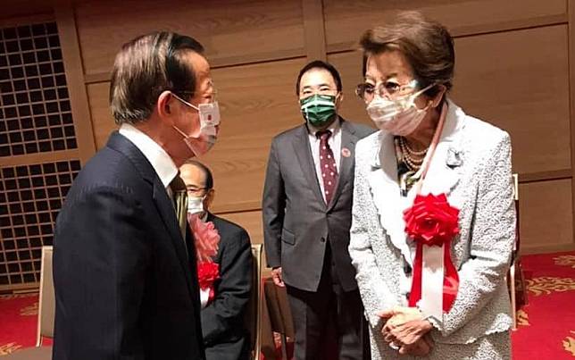 日本故首相安倍晉三高堂安倍洋子(右），2021年參與駐日代表處國慶活動，這已是當年高齡93歲的她連續第四年出席這項活動。（圖：謝長廷臉書）