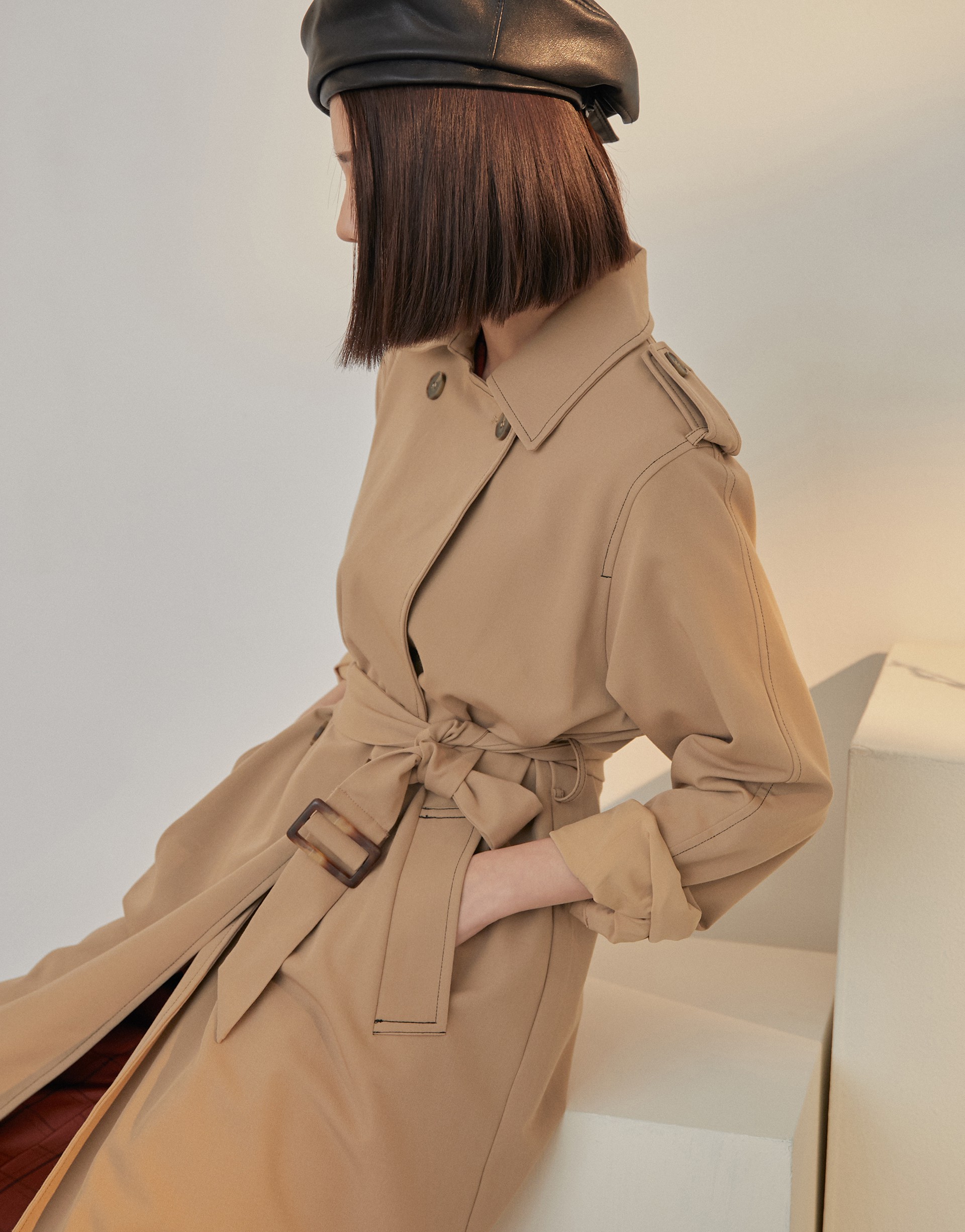 精選質感面料/配色車線/後中下擺有開岔/有內裡/兩側有口袋/附一條本布腰帶