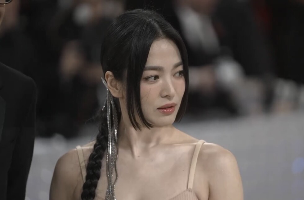 2023秋天髮型推薦：IU層次短髮、韓星都在剪的公主切，秋天要染哪種棕色？