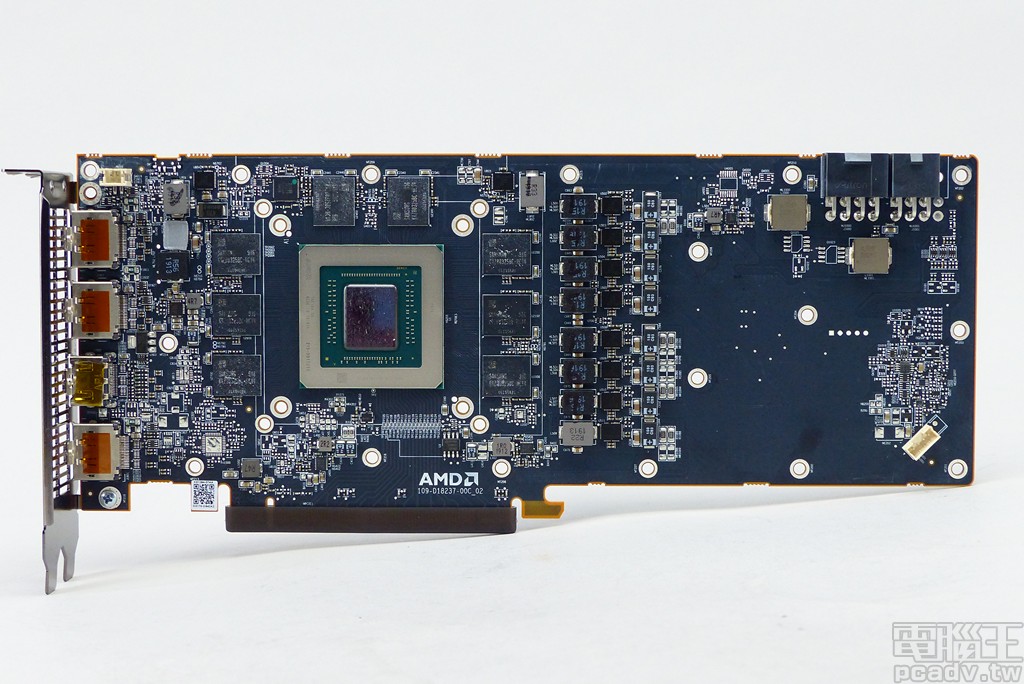 Radeon RX 5700 XT 顯示卡電路板正面。