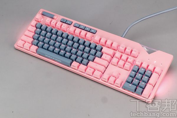 ROG Strix Flare PNK LTD電競鍵盤採用Cherry MX機械式鍵軸，在主鍵盤區、九宮格數字鍵區與快捷鍵上，使用了灰色鍵帽，其他則為粉紅色鍵帽。