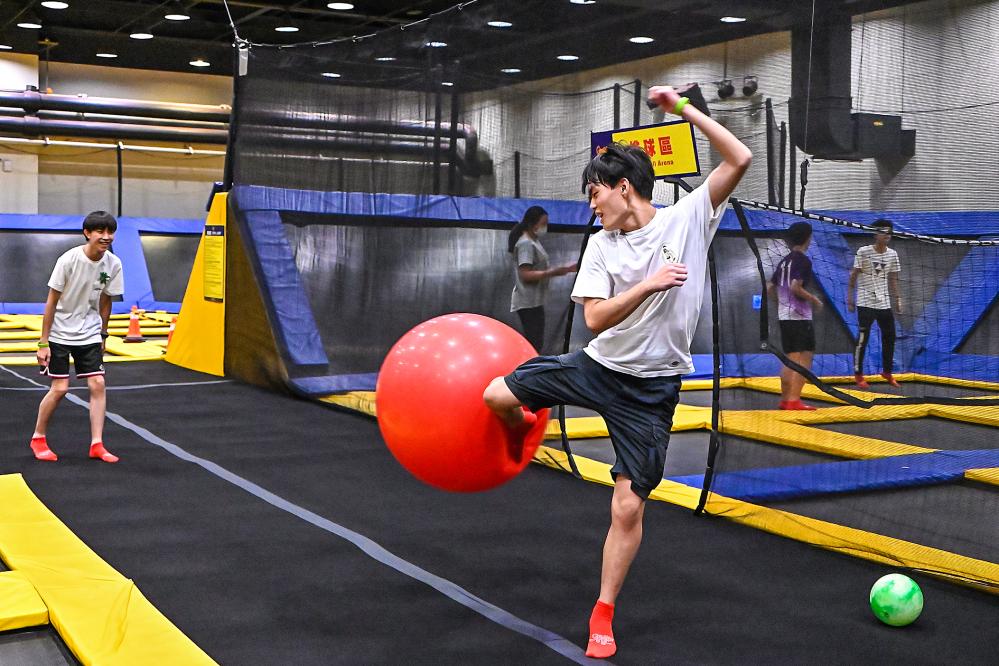 三五好友相約打一場彈跳排球賽或利用彈跳力體驗灌籃高手，好玩有趣又能增加運動自信心。(攝影/Carter) 
