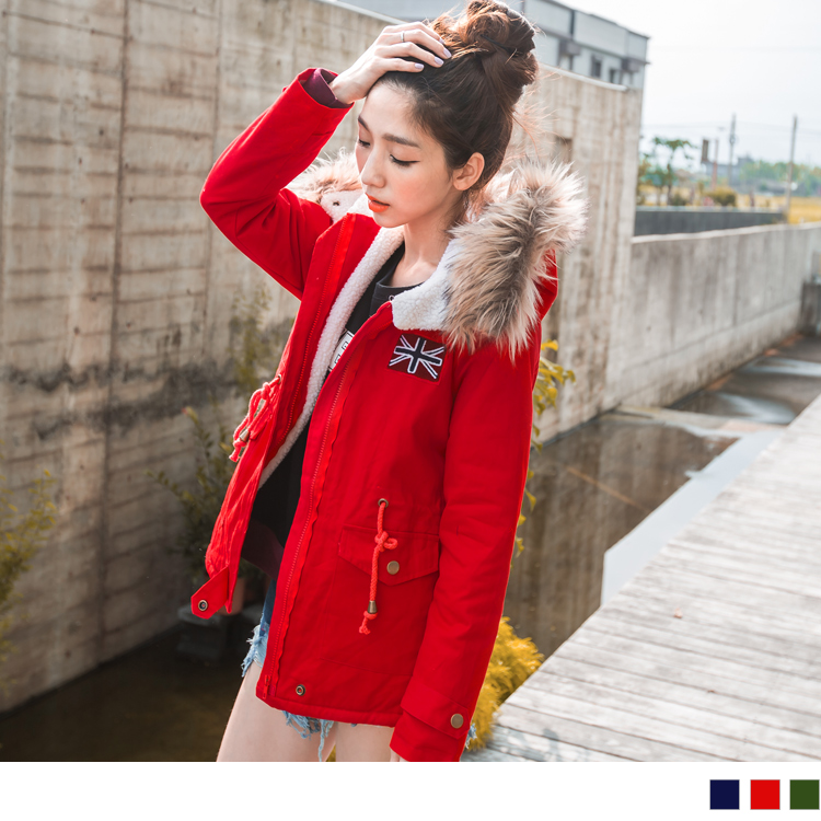 本季人氣超HOT的時髦單品，
榜上有名的絕對就是擁有蓬鬆毛領的軍裝外套! 
顯眼到不行的大連帽再加上一整圈的人造皮草，激發出一百分的瀟灑帥氣感!
不僅外套內鋪保暖毛料，連帽子內面也滿滿鋪上，
整體顯得更有造型、更加強勢亮眼!
美式徽章設計在胸前與手臂兩處，打造潮味十足的個性~
腰圍還有細心周到的抽繩設計，想要呈現出顯瘦效果就全靠這一個細節!
如此帥氣有型的強勢作風，馬上成為萬人迷焦點!

小提醒：釦可開，拉鍊可開，口袋為真，腰抽繩可抽，整件鋪毛袖子除外 
深色衣物建議單獨洗滌，以翻面手洗最佳喔(勿用熱水)
並建議第一次穿著前請先下水洗滌，以避免染色問題唷~
鋪毛衣物多少會產生掉毛狀況，洗滌方式建議送洗喔