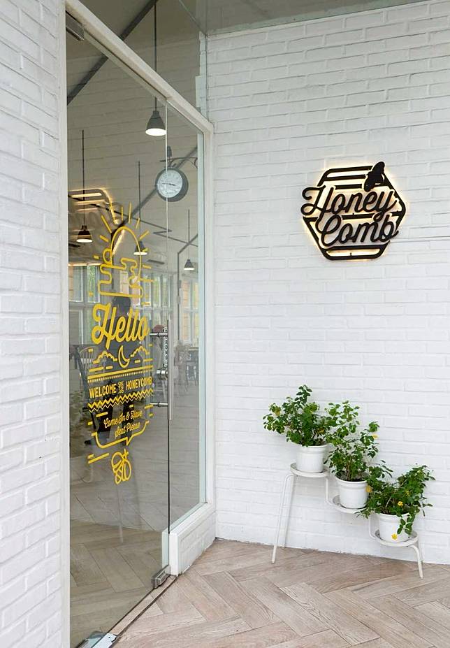 Honeycomb Dessert Desain Interior Dessert Bar Yang Manis