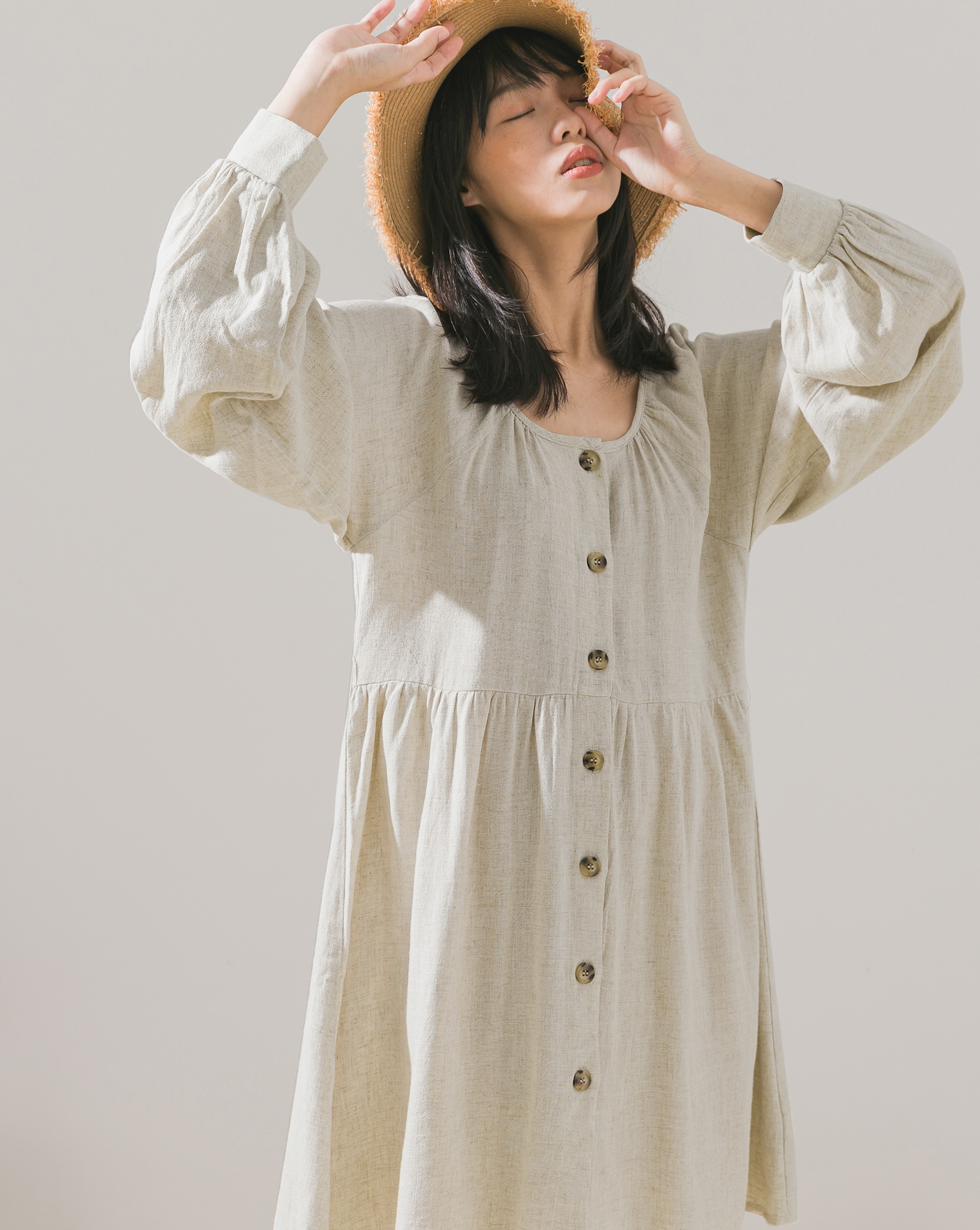 垂墜棉麻面料/前排琥珀釦可開/U領連袖設計/無內裡/無口袋/