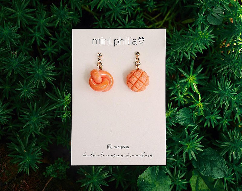 對”miniature”情有獨鍾，把喜歡的事物和風景製作成微型版本和不同飾品，把美好掌握在手中、讓甜幸福穿戴在身上。