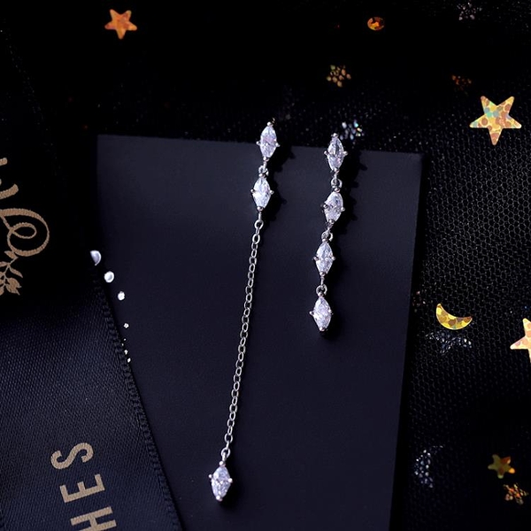 S925韓劇金秘書同款耳線純銀女不對稱長款鋯石水滴顯臉瘦的耳環1入