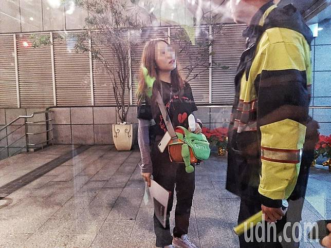 一名中國籍女子因在蔡依林演唱會拍攝，違反規定遭請出場，因情緒不穩攻擊現場拍攝媒體。記者曾原信／攝影