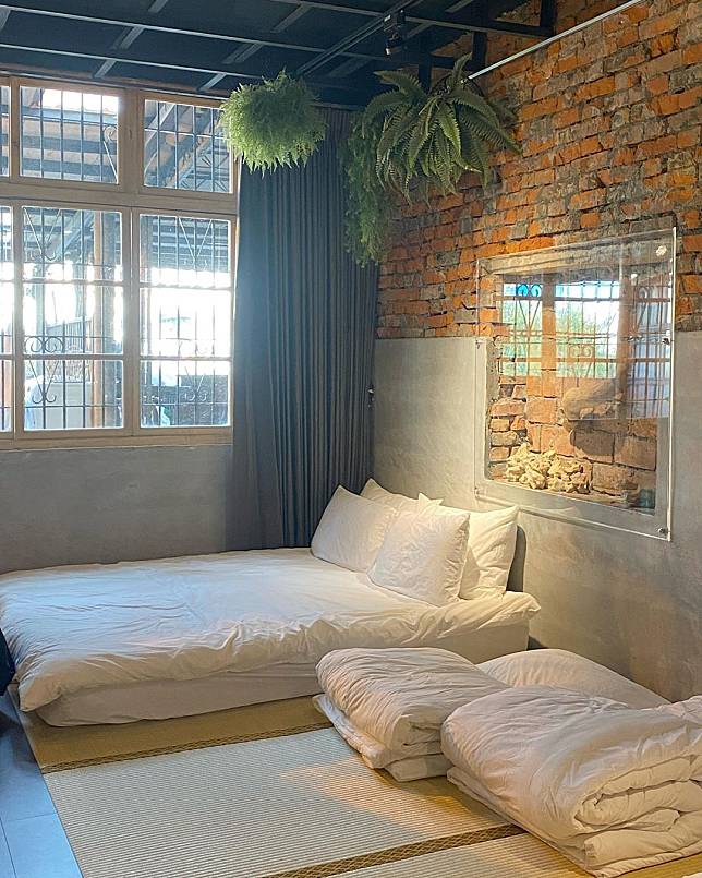 ▲房間中紅磚牆擁有獨特的粗獷以及奔放的慵懶特色。（圖/IG @_badabada）