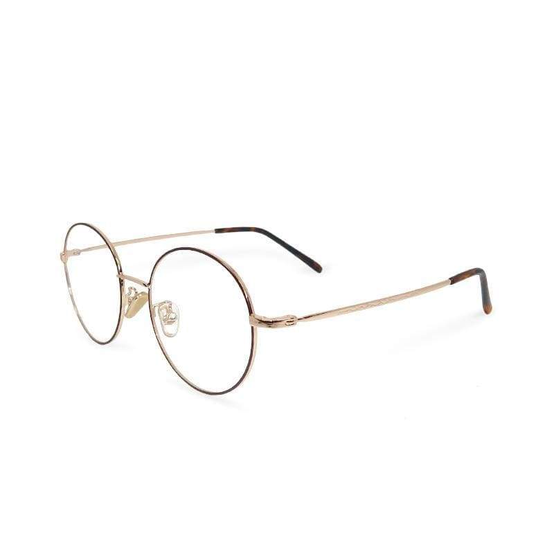 產品特色 抗UV400有效阻隔紫外線傷害 多層鍍膜鏡片，有效濾藍光與防眩光 簡約優雅線條，氣質滿分設計 特殊製程濾藍光鏡片，優於市售一般鍍膜鏡片的高透光率 附贈精美包裝盒和牛仔折疊眼鏡盒，時髦有型兼保