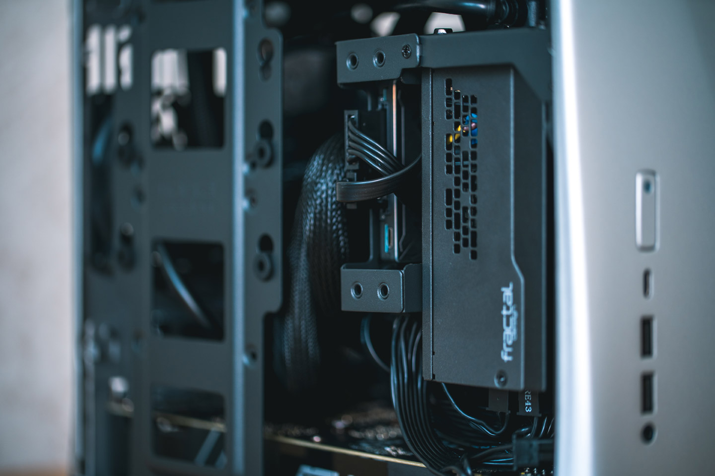 Era ITX 在機身內部空間下了相當大的功夫，其中像是電源供應器支架就調可調整式，能符合不同規格需求進行調整。