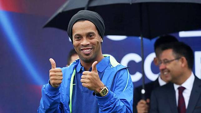 5 Kacau Balaunya Kehidupan Ronaldinho Setelah Gantung Sepatu Skandal 2 Kekasih Hingga Utang Menumpuk Bola Com Line Today