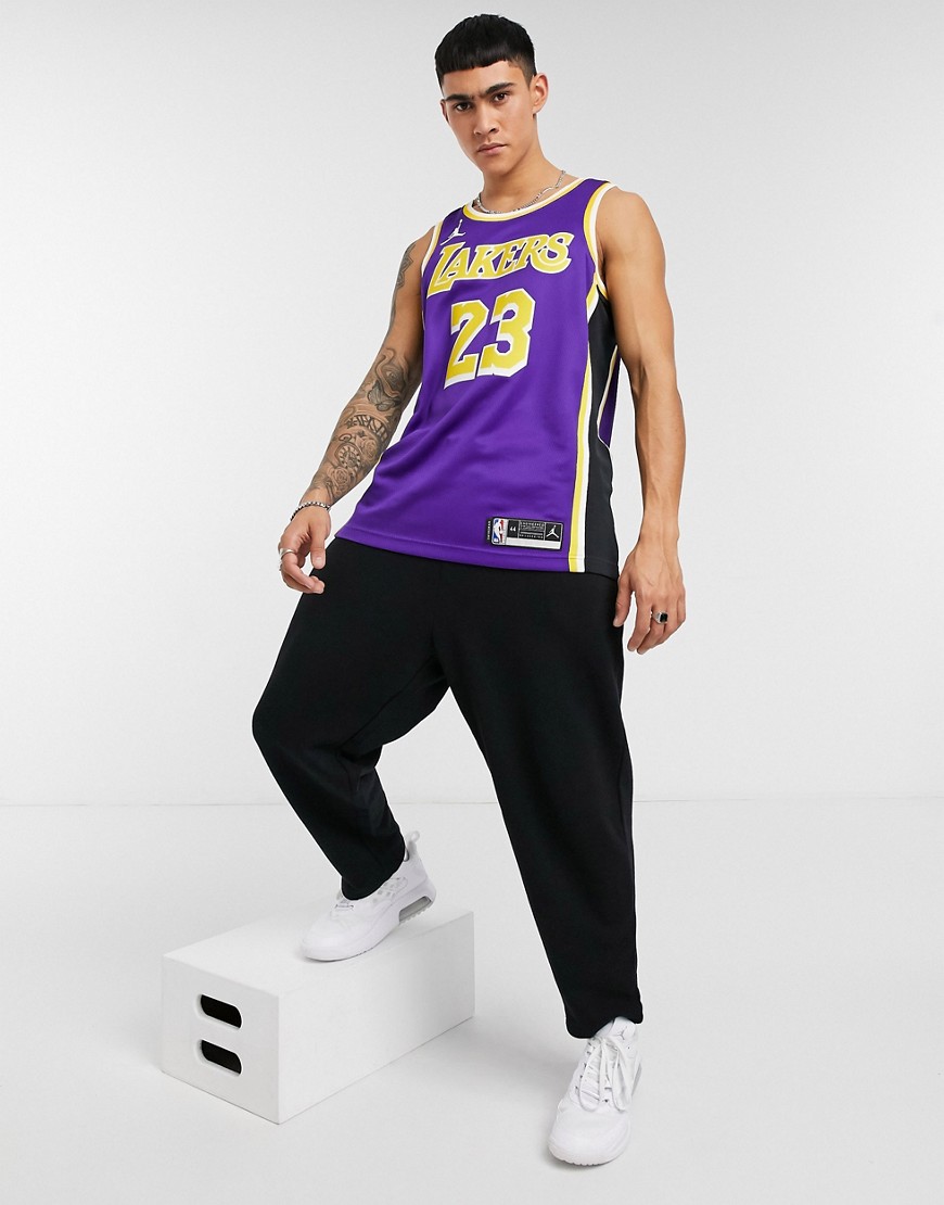 Vest by Nike Part of our responsible edit LA Lakers design Crew neck Sleeveless style Regular fit Tr