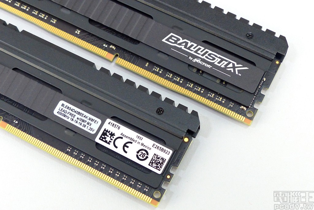 ▲ Ballistix Elite DDR4-4000 8GB 記憶體模組正反面散熱片形狀與印製圖樣一致，其中 1 面的「BALLISTIX by Micron」字樣圖形由產品標示貼紙與序號貼紙代替。