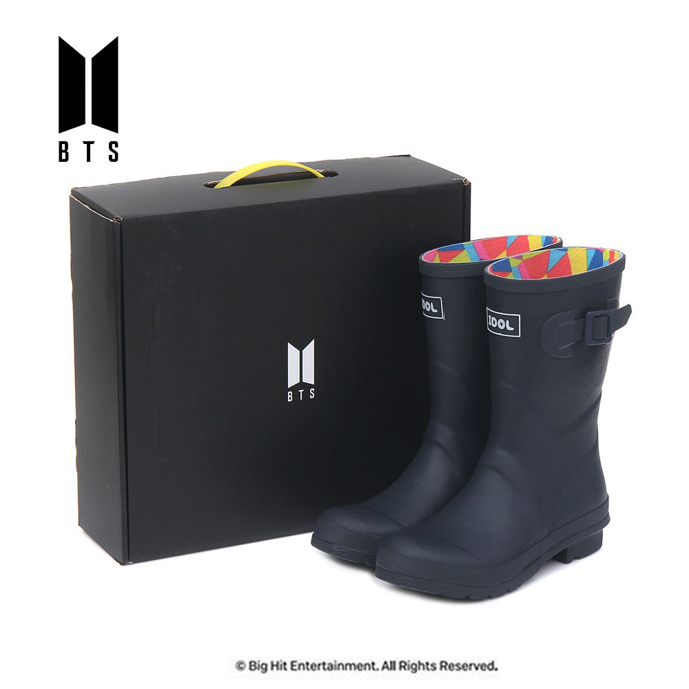 BTS 公式グッズ BTS OFFICIAL LICENSE GOODSBTS patterned long neck rubber bootsIDOLとBTSのロゴが入ったレインブーツ履いてる時と脱