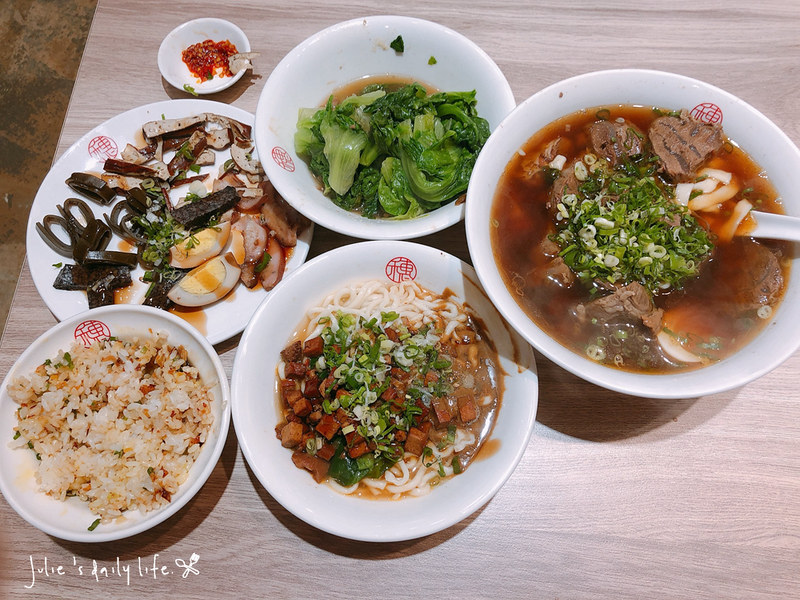 小菜,板橋,江子翠,江子翠美食,滷味,牛肉麵,紅燒牛肉麵,菜單,豐穗牛肉麵,豬油拌飯,鍋燒麵,雙醬麵 @跟著Julie一起走吧