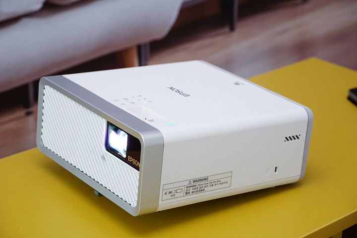 Epson 推出輕巧型雷射投影機 EF-100W/100B，支援垂直投影，天花板就是電影院