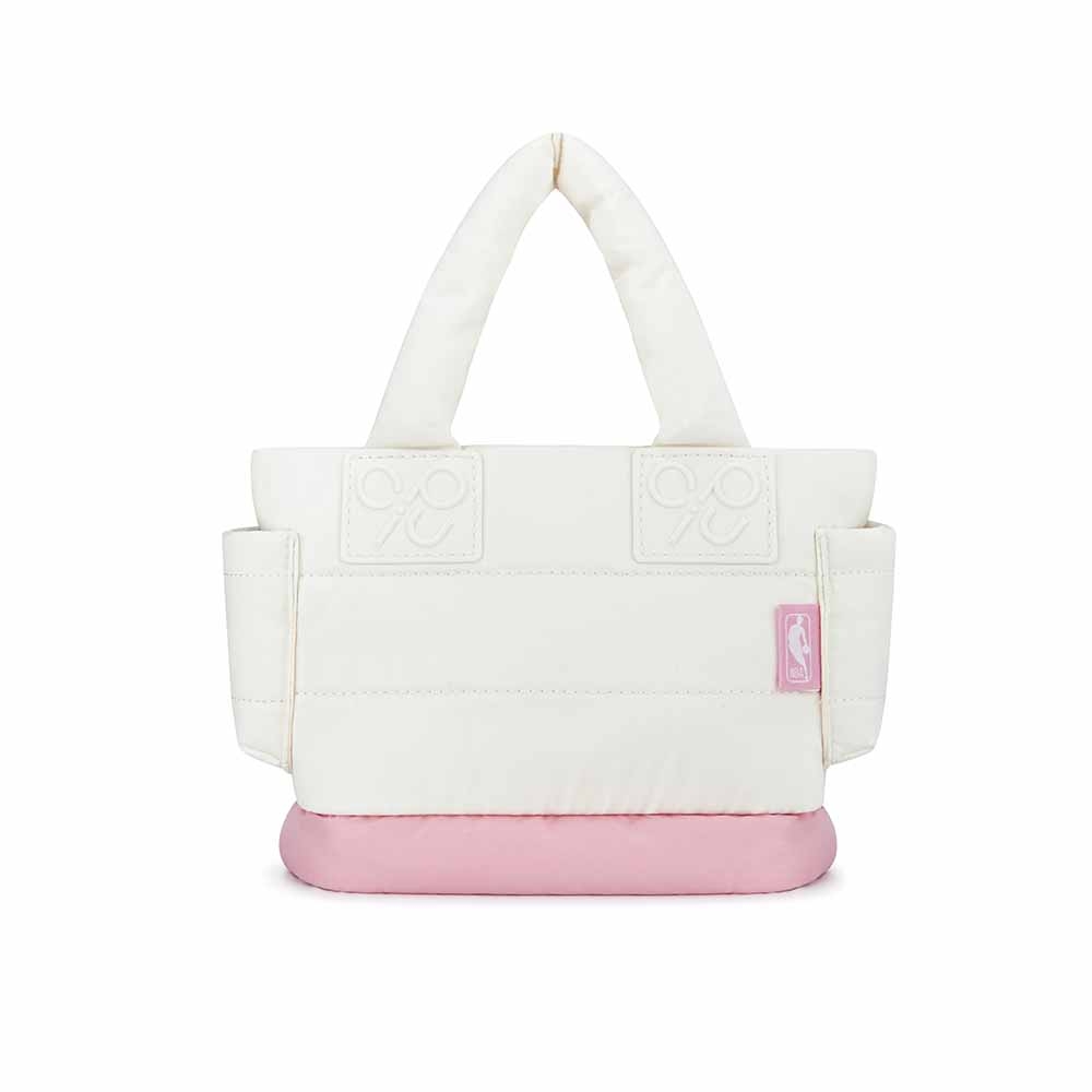 【活動指定包款】8/14~9/13凡購買指定NBAxCiPU包款即贈＂NBAxCiPU刺繡貼＂乙個*贈品採隨機贈送，恕不挑款*數量有限，送完為止，敬請把握機會！NBAxCiPU聯名系列商品。喜舖經典之