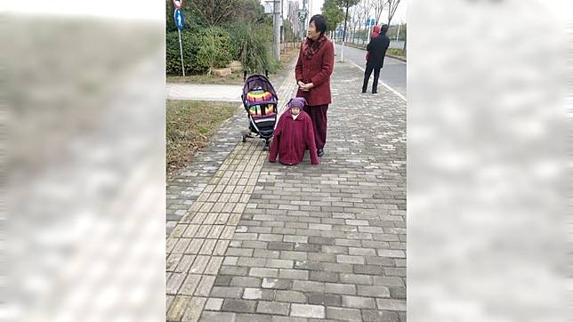 該名奶奶疑怕孫子冷到，讓孫子穿了超多件衣服、外套。(圖／翻攝自臉書社團「爆笑公社」)