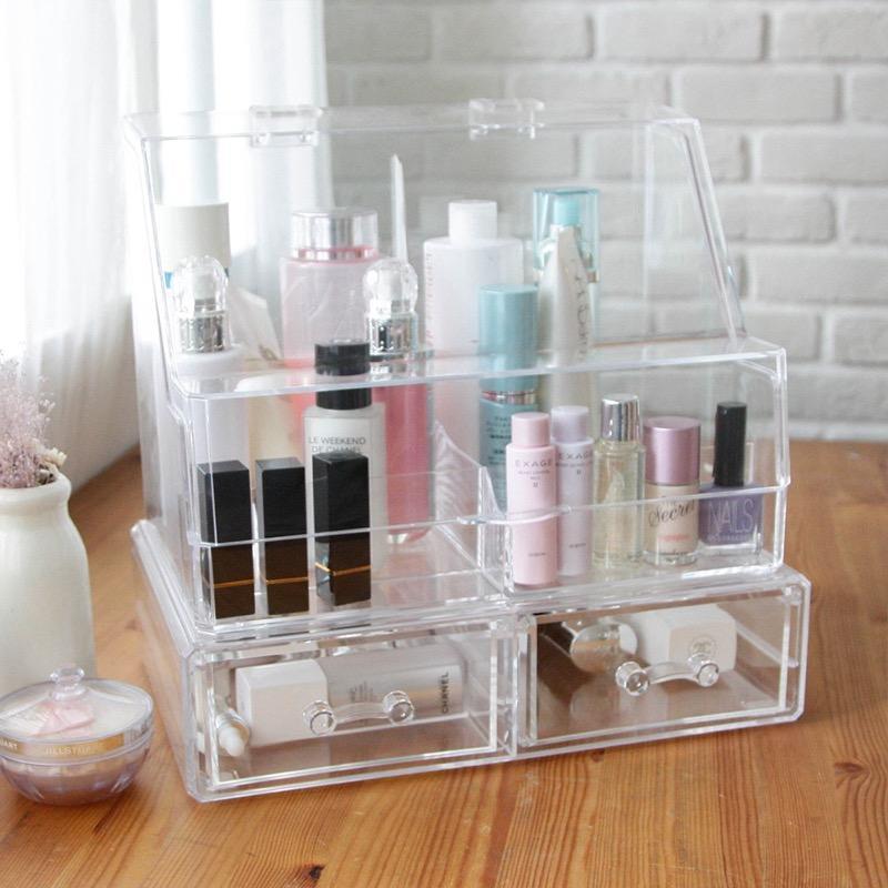 產品特色 極簡、美妝、收納 嚴選高透材質，防塵設計 上層超大容量可收納大小瓶罐美妝 適用於保養、浴室、各種收納 下層有不同的抽屜尺寸任意搭配 產品介紹 商品規格 產地：中國 保固：無 材質：壓克力 尺