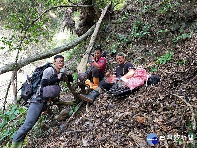 鍥而不捨　13好漢翻山越嶺助卡社溪無名屍下山