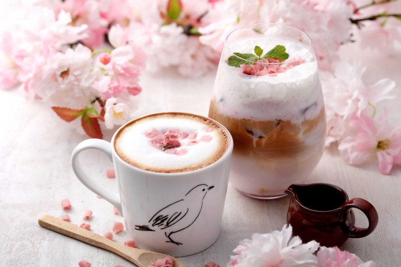 春櫻花咖啡拿鐵。（圖／杏桃鬆餅屋提供）