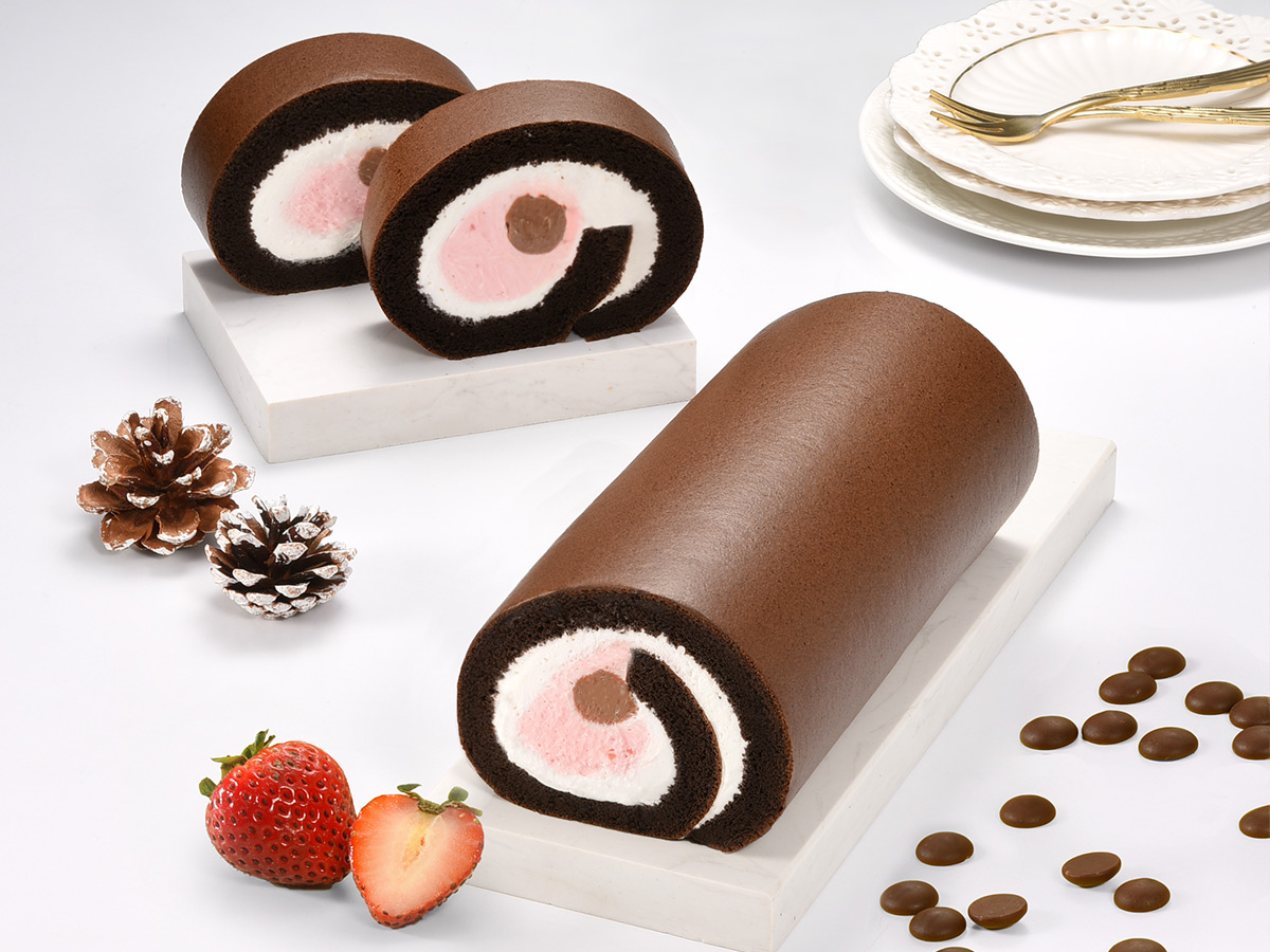 「亞尼克」以巧克力甜點迎冬季，推出6款2022必吃新款巧克力甜點。圖為歲末壓軸新作「草莓可可卡士達」生乳捲，55%比利時巧克力X草莓奶霜，不同層次的美味，融化你我的少女魂。(圖片提供/亞尼克蛋糕)