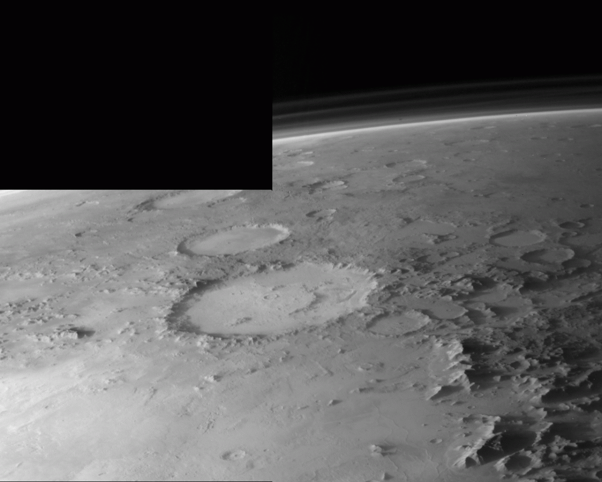 土星の衛星タイタンの濃密な大気の下に広がる地表 特殊フィルターで撮影