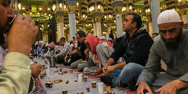 Umat Islam Saudi berbuka puasa di Masjid Nabawi (Foto: Shutterstock,com)