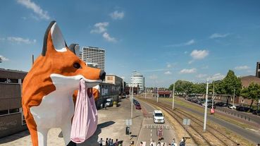 黃色小鴨之父霍夫曼公開最新創作「Bospolder Fox」！巨型狐狸現身荷蘭鹿特丹街頭