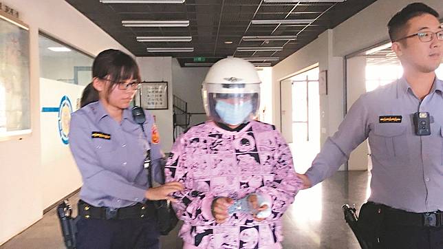 王女殺害前夫和女兒後，到派出所自首。 記者林敬家／攝影