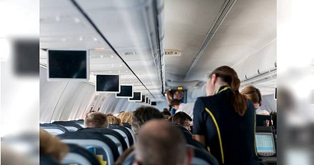 坐空姐對面引發尷尬癌　乘客偷拍下半身PO臉書社團挨告