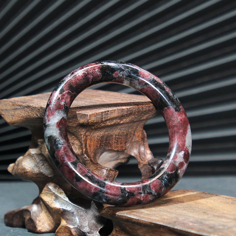 石榴石色澤溫潤 被譽為女性的守護石 內徑60mm 寬度12.7mm 厚度12.6mm 重量94g 關註店鋪禮券相送！