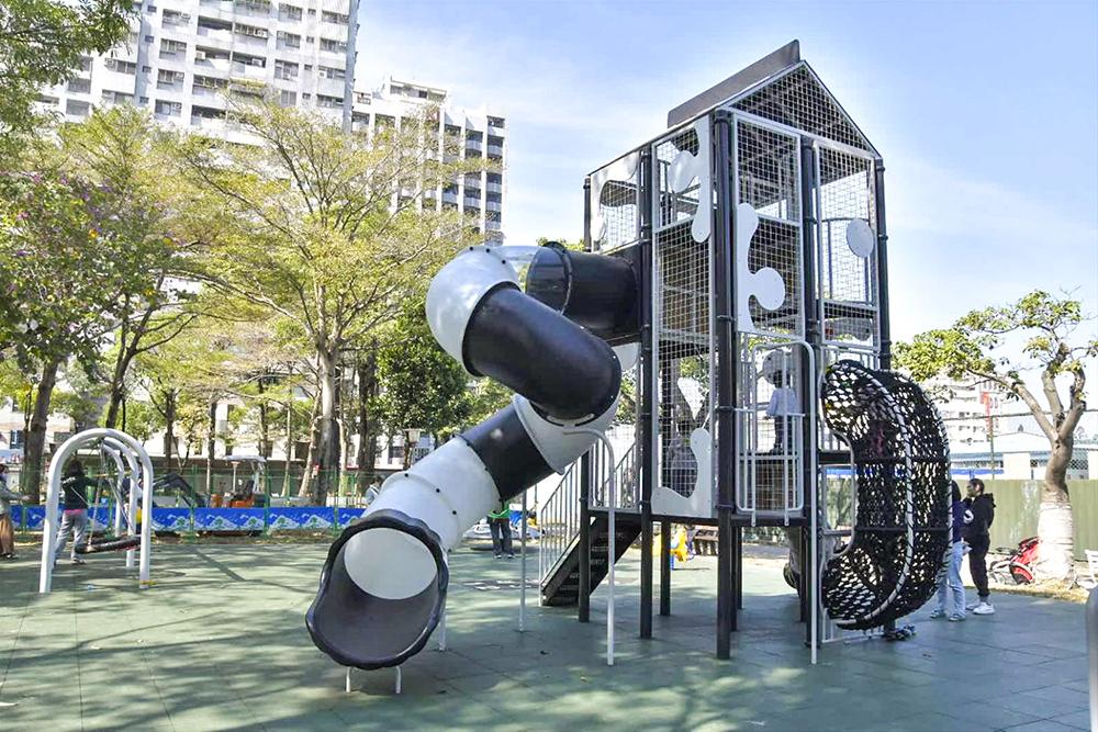 大社區大社公園打造外型可愛的牛奶盒遊戲器具，多種攀爬方式結合滑梯適合玩樂。(圖片提供/高市府工務局養工處)
