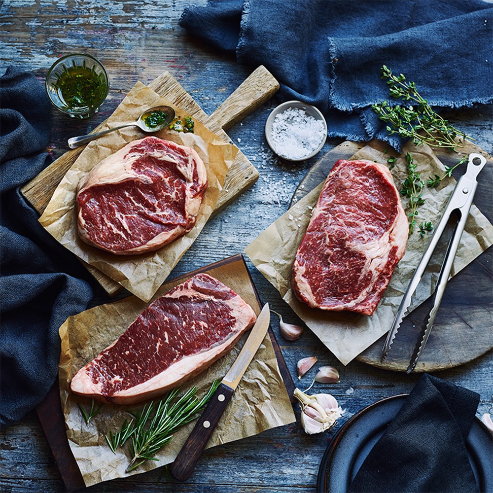 內容物：安格斯黑牛 濕式熟成 霜降嫩肩牛排(100公克±10%/片) x3美國凝脂牛五花烤排(100公克±10/包) x3紐西蘭P.S.嫩肩沙朗骰子牛(100g/包) x2美國蒜味骰子牛 (100g±